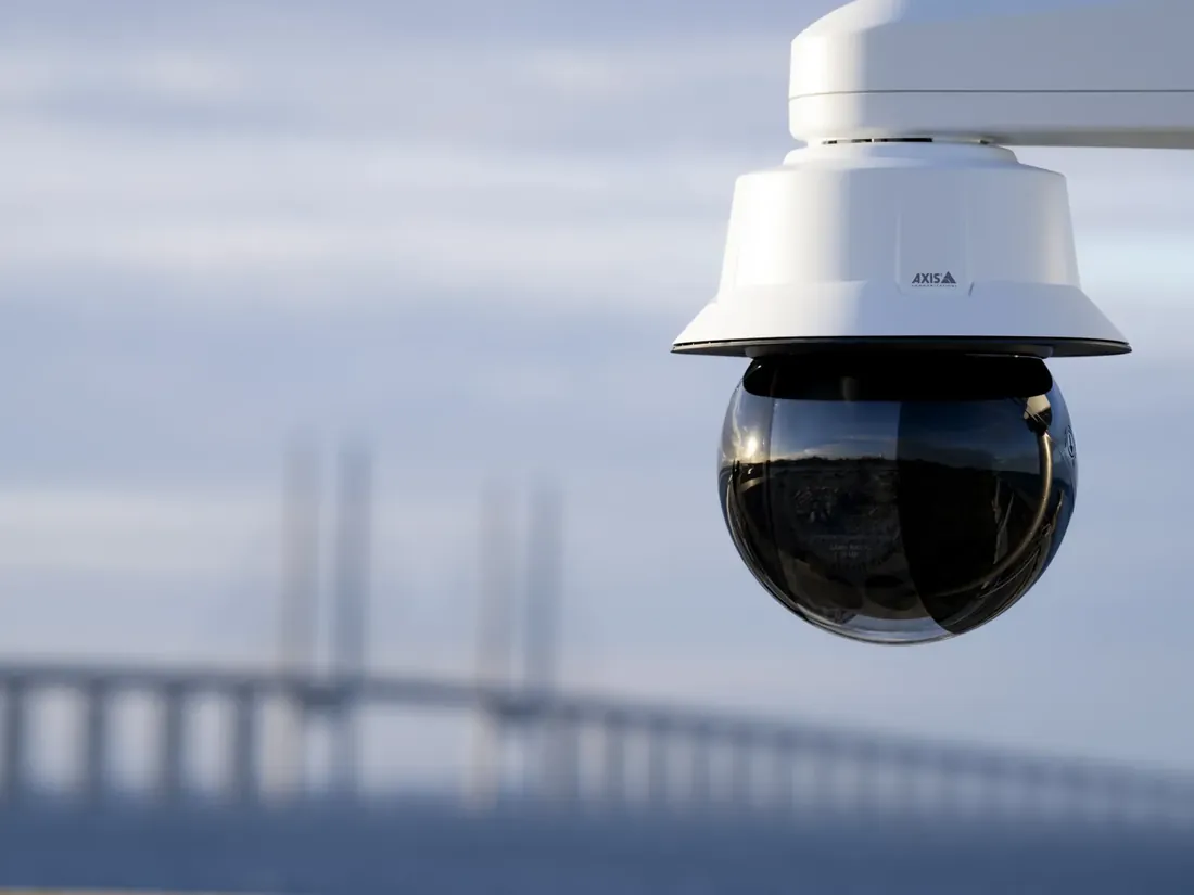 Cámara PTZ Axis instalada frente a un puente sobre el mar