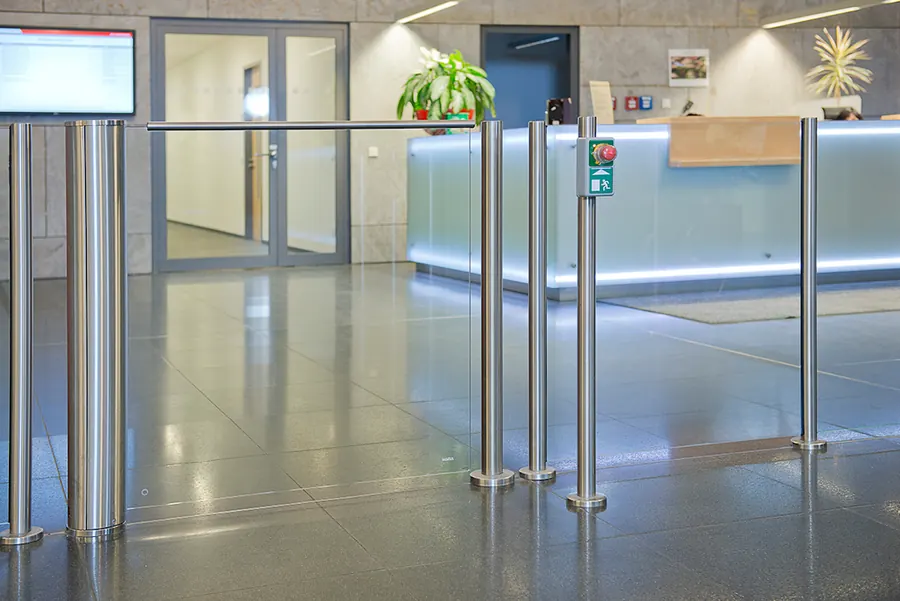 Carriles de acceso con hojas de vidrio en un lobby corporativo