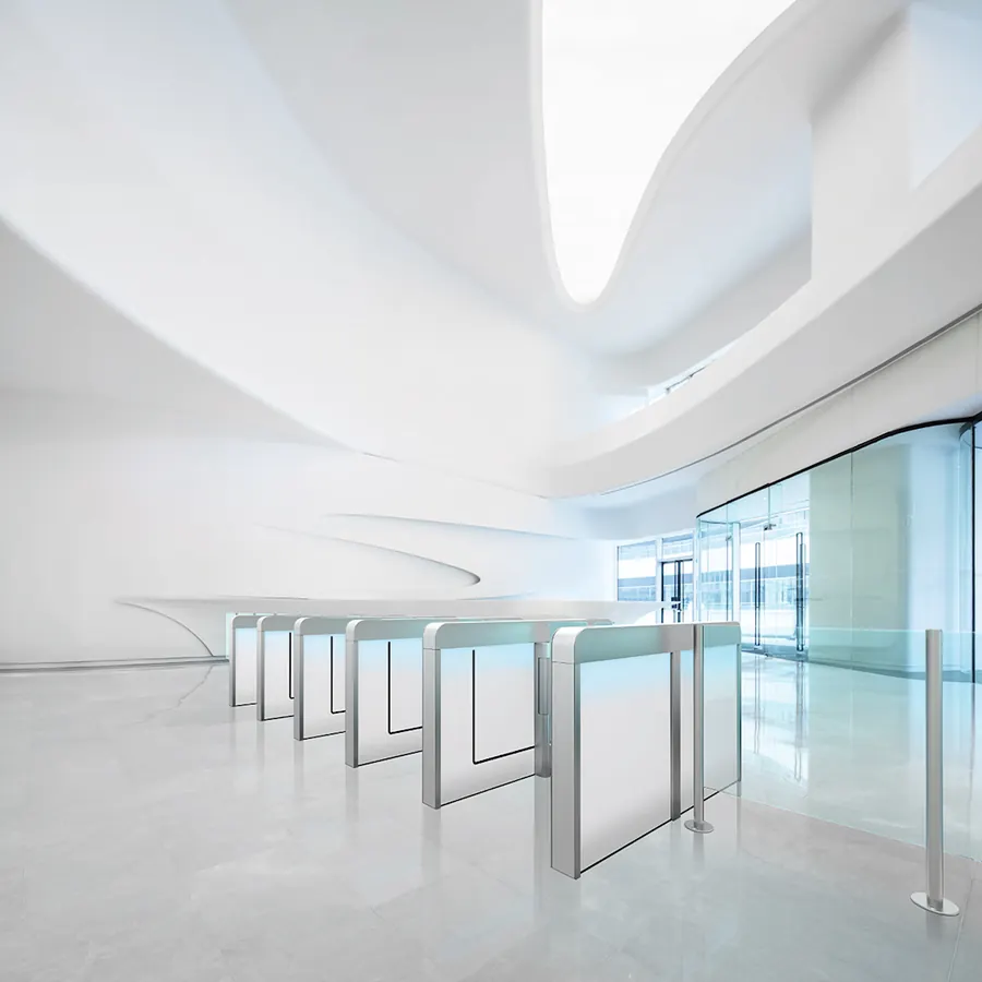 Puertas de cortesía de vidrio en un lobby