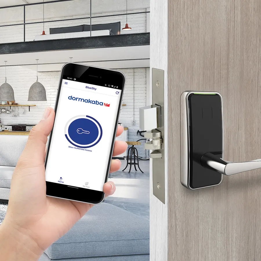 Llave digital en el celular junto a una cerradura de hotel
