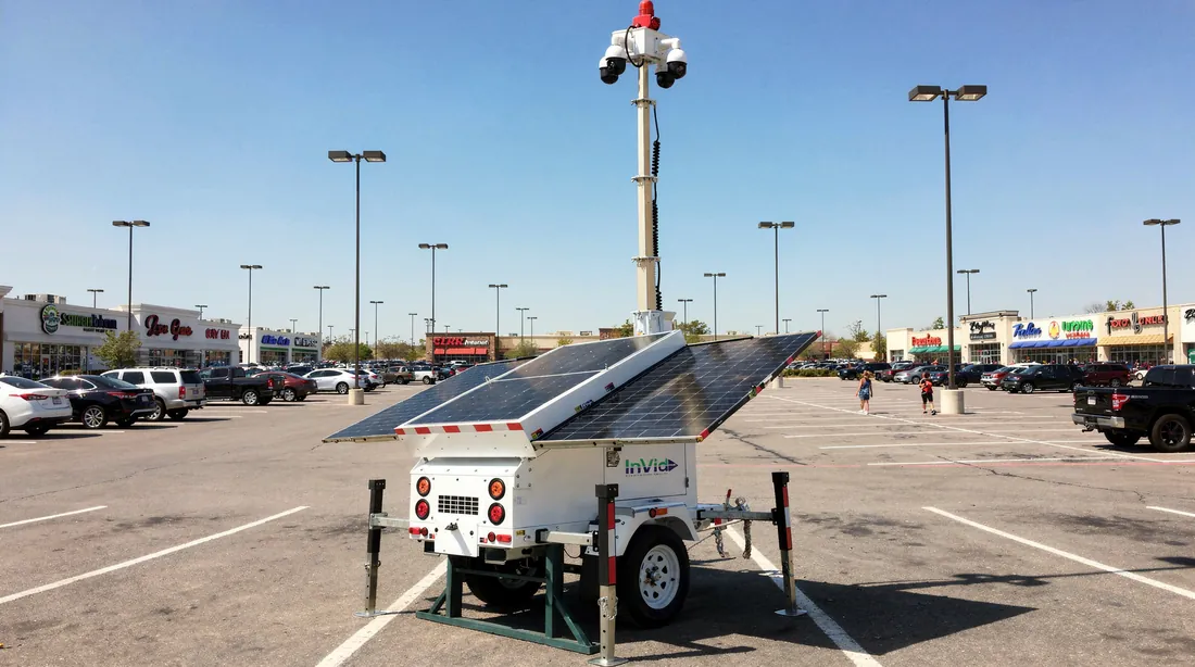 Remolque solar de vigilancia InVid en un parqueadero