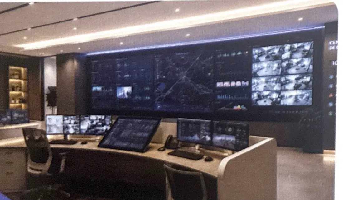 Centro de control con videowall LED y consolas de operador