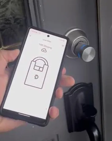 Cilindro intercambiable Sera4 en una puerta