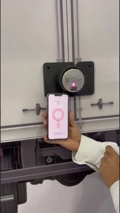 Candado de disco HSP1 instalado en la puerta de un camión