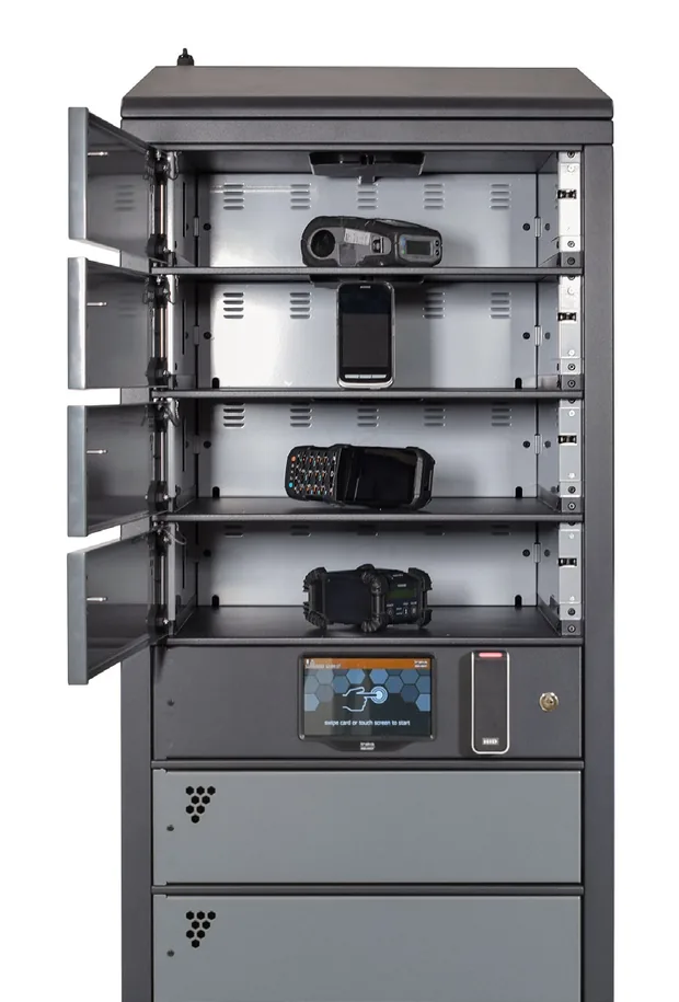 Casillero Traka de equipos con radios, cámaras y dispositivos