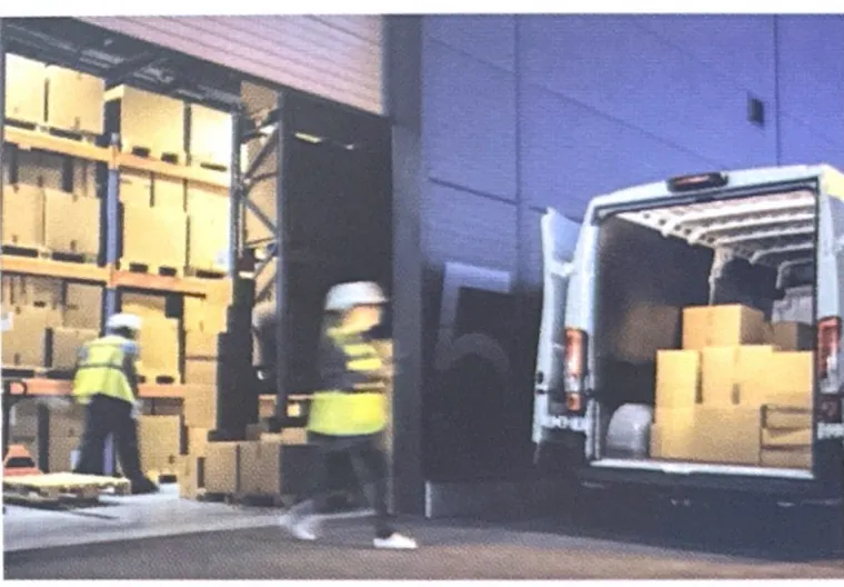 Carga de mercadería en el muelle de un centro de distribución