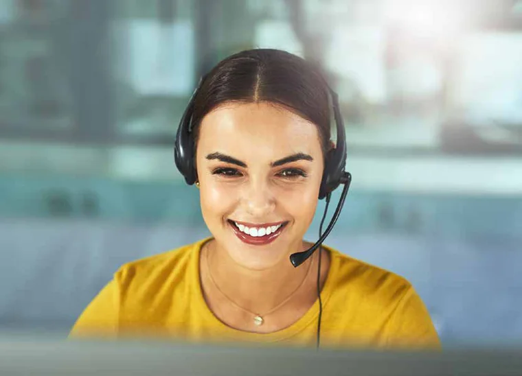 Personal de recepción atendiendo con auriculares